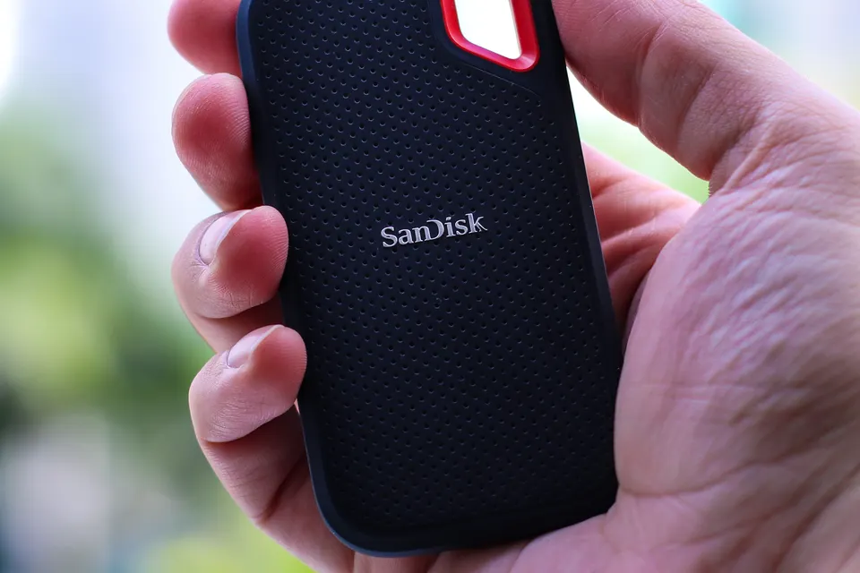 Support de stockage externe SanDisk tenu dans une main